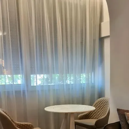 Rosewood Ποντγορίτσα