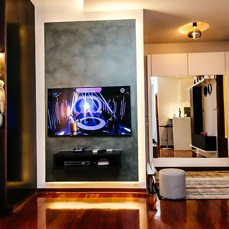 Rosewood Apartment *