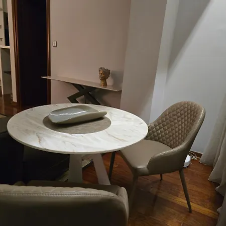 Rosewood Apartment *